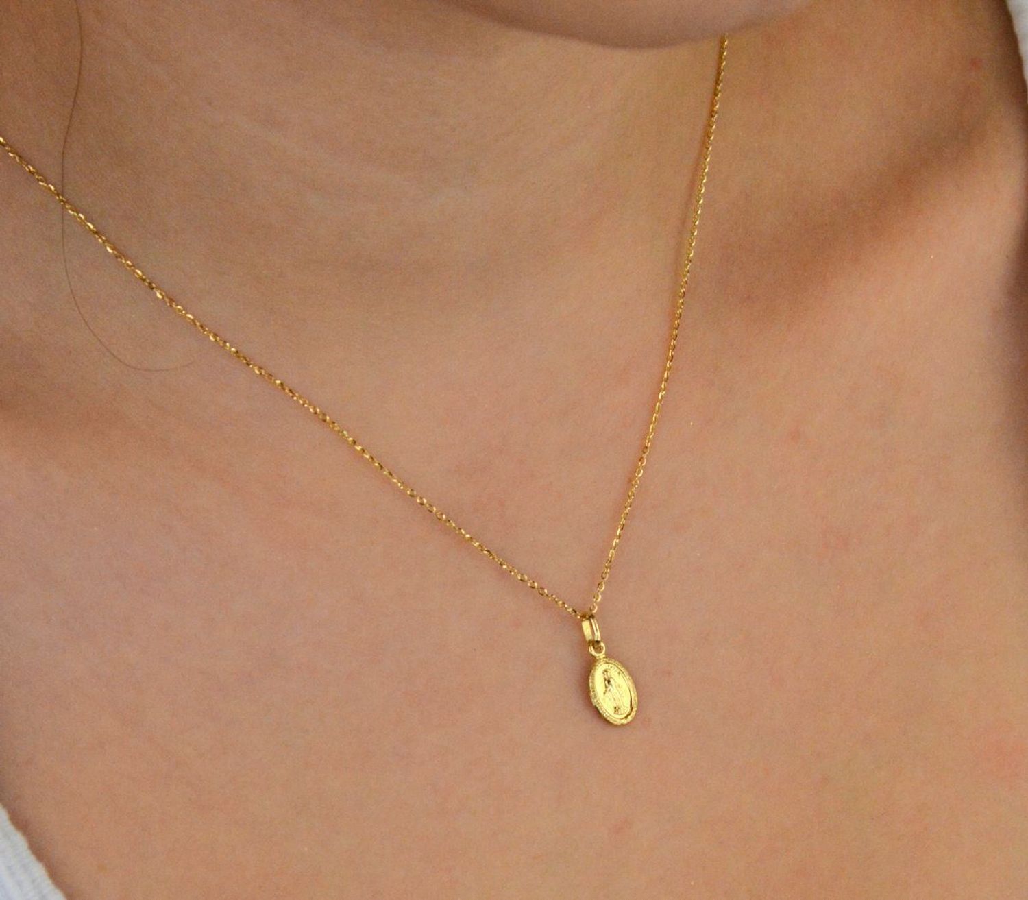 Zawieszka złota ZA 1533S 585 – Medalik Matka Boska Niepokalana.jpg